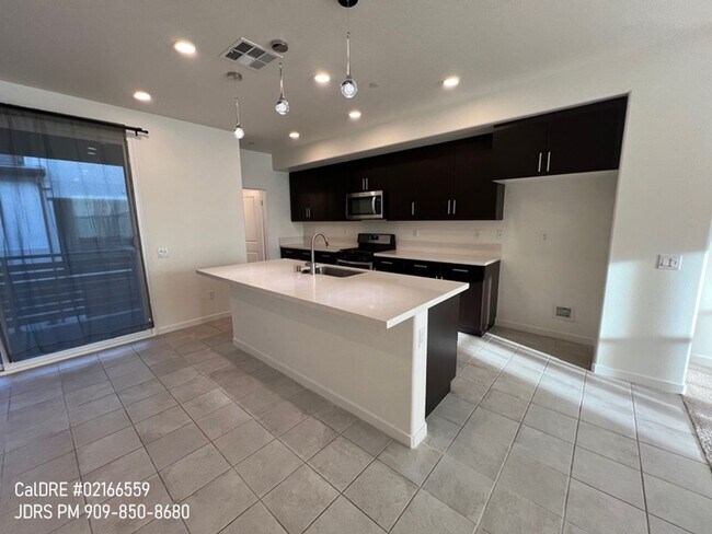 Building Photo - Rancho Cucamonga 3 Bedroom Condo