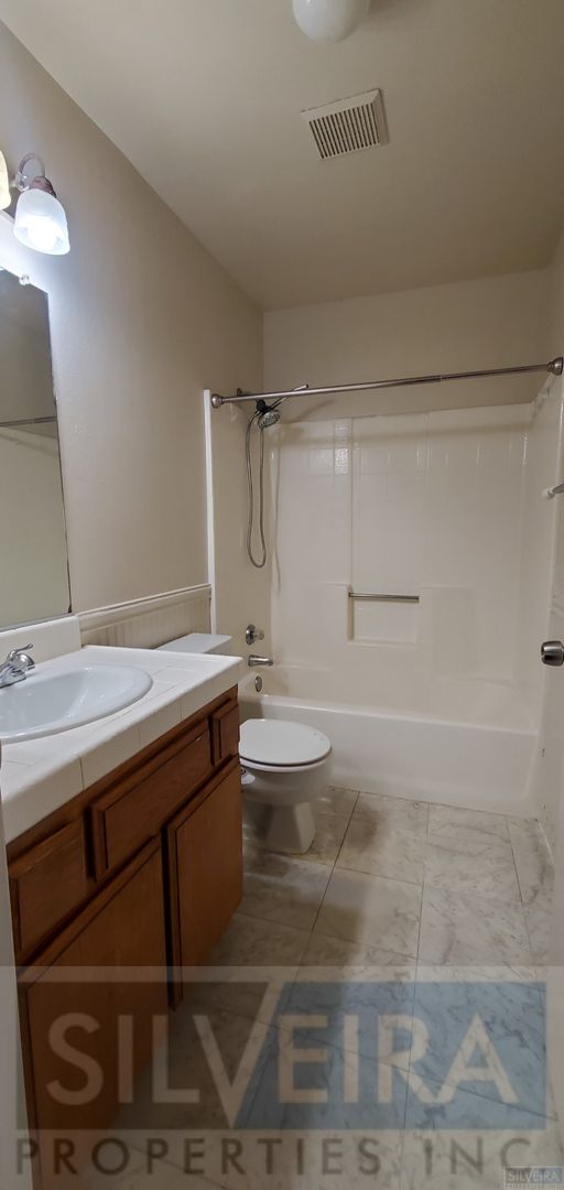 Building Photo - Gated Community 3 Bedroom 2 Bath in Preisker Gardens!