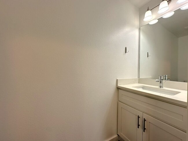 Building Photo - Modern & Stylish 4 Bed, 2.5 Bath Remodel!