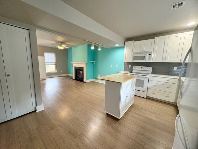 Building Photo - 2 Bedroom 2.5 Bathroom Townhome in Mechani...