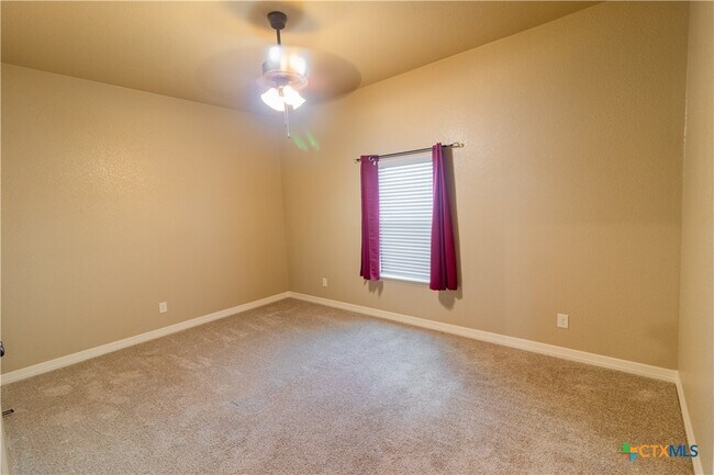 Building Photo - 2033 Catkins Ln