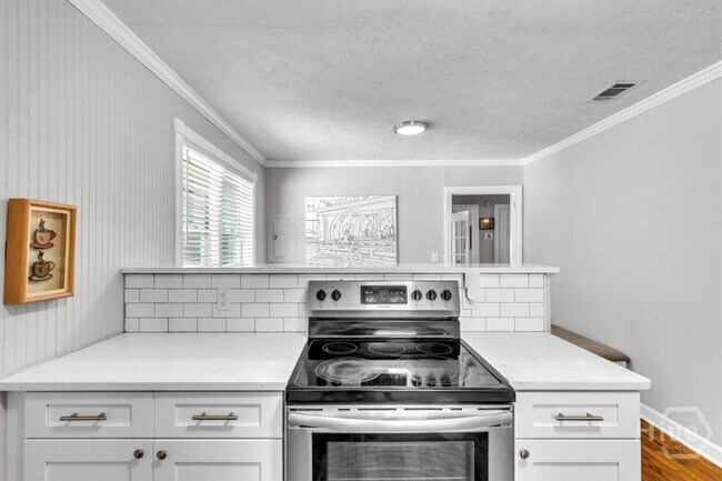 Building Photo - 404 E 66th St