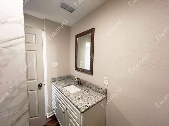 Building Photo - 3015 W 24th St