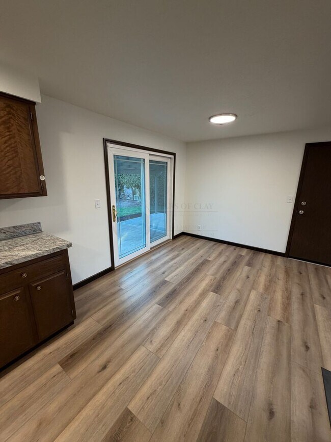 Building Photo - Great Single Level Unit- Rent Ready!!