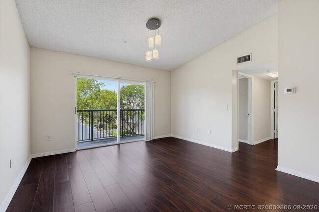 Building Photo - 400 Crestwood Ct N