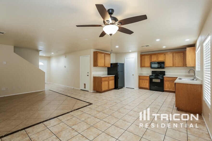 Building Photo - 1300 Golden Apple St