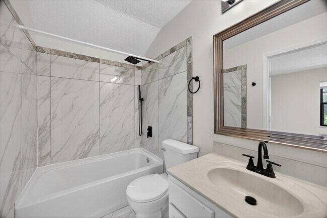 Building Photo - 599 E Graham Pl