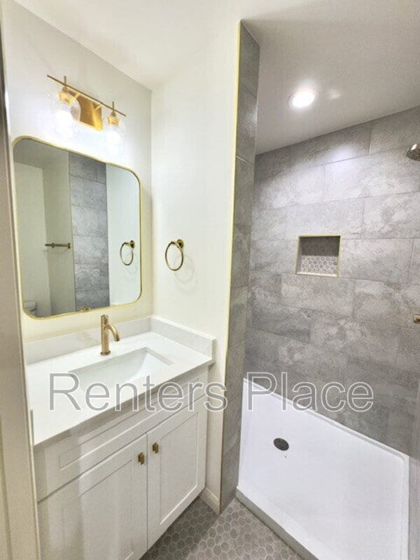 Building Photo - 1140 S Quincy Ave