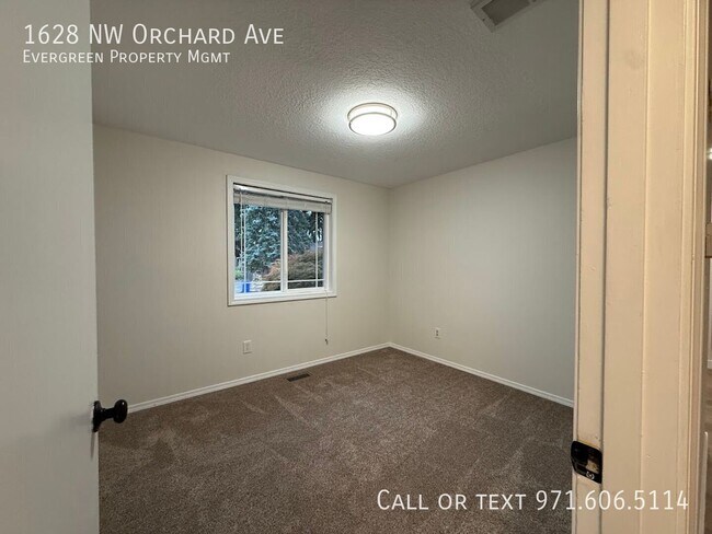 Building Photo - 1628 NW Orchard Ave