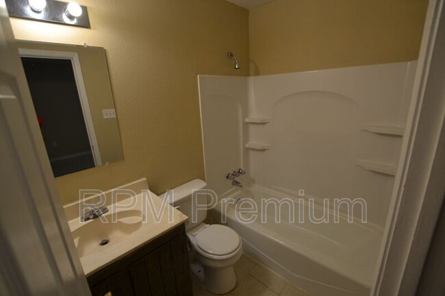 Building Photo - 2150 N Sherwood Forest Dr