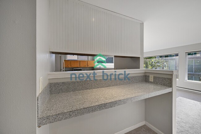 Building Photo - Welcome to this beautifully updated 2-bedroom, 1-bath apartment located in the heart of Queen Anne