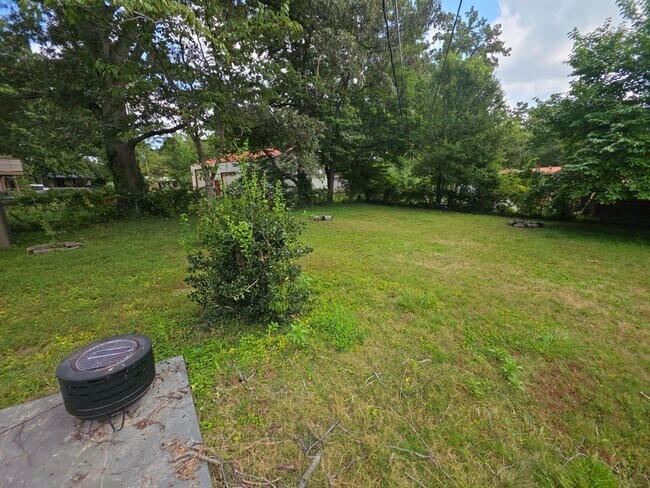 Building Photo - Bright and Spacious 3 Bedroom Furnished Rental