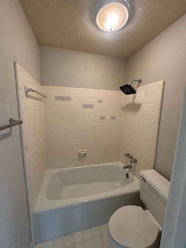 Building Photo - Large FOUR bedroom in Brentwood