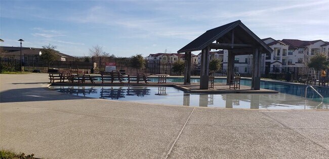 Building Photo - 2025 Langdale Ln