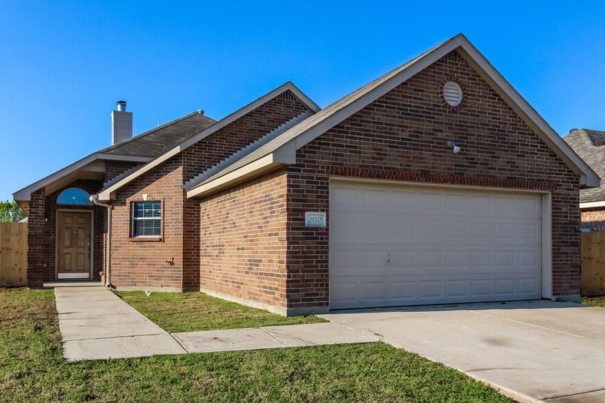 Primary Photo - 2920 Oakshire St