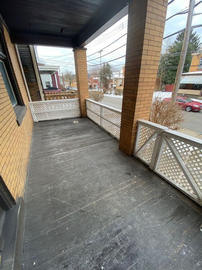 Building Photo - Newly Renovated 4 Bedroom, 1.5 Bathroom in...
