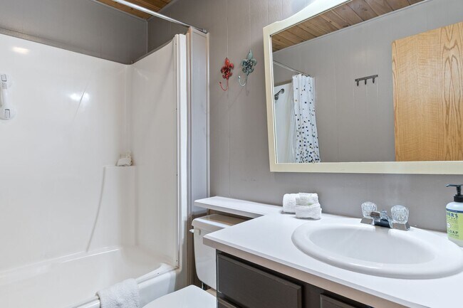 Building Photo - 2 bedroom, 2 bathroom Whitefish Condo, steps away from Whitefish Lake, minutes from the ski slopes!