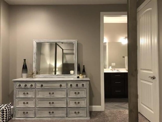 Building Photo - Extremely well maintained 3-bedroom, 2.5-bath home located in the highly desirable Woodlands comm...