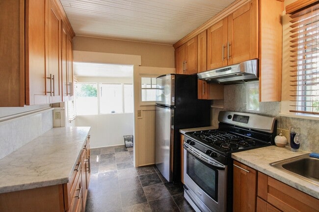 Building Photo - Charming 1 bedroom, 1 bathroom home