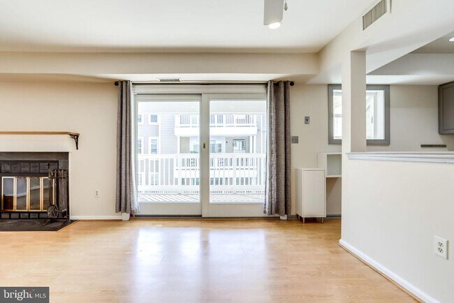 Building Photo - 2429 S Walter Reed Dr