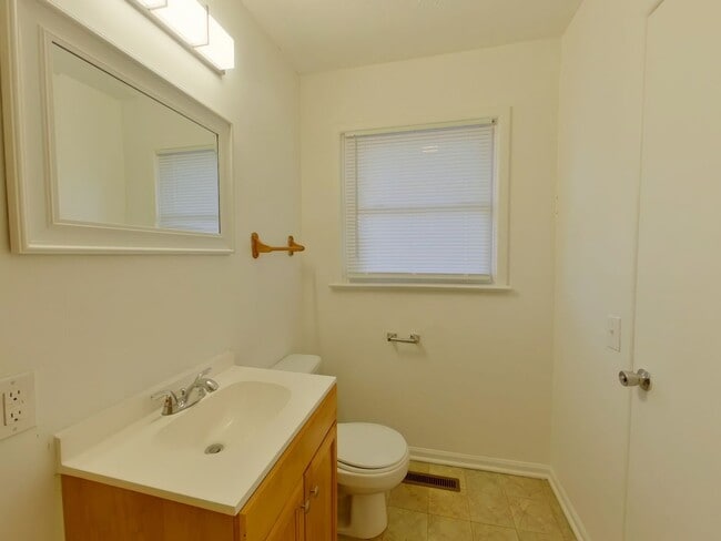 Building Photo - 3 Bedroom Home