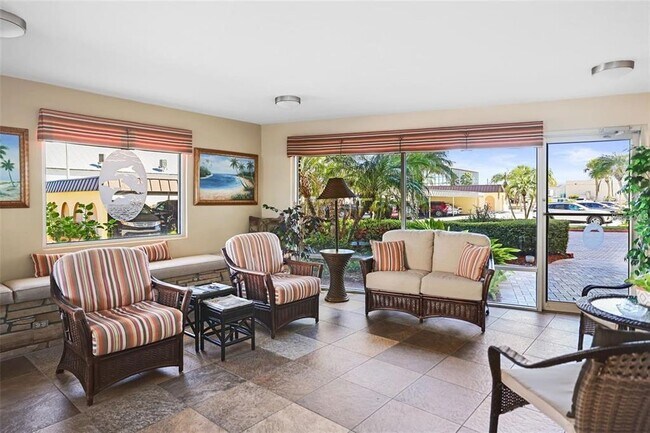 Building Photo - 4550 Cove Cir