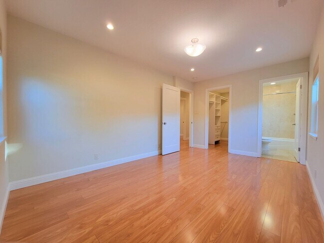 Building Photo - Updated Home in Palo Alto Available with Air Conditioning