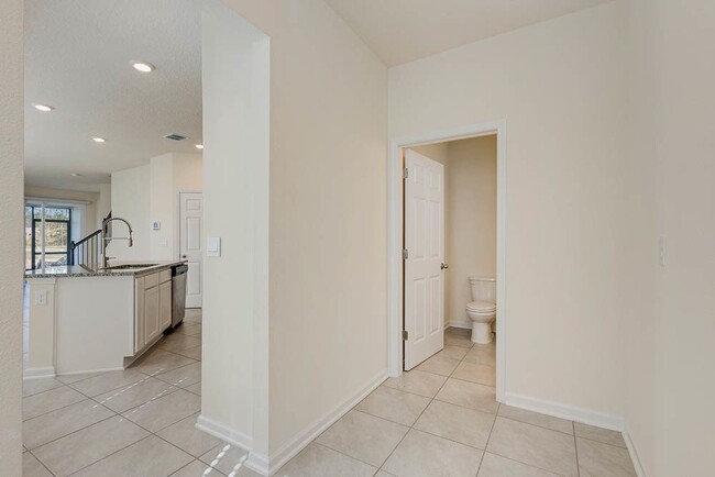 Building Photo - Silver Leaf townhouse w/ Office!