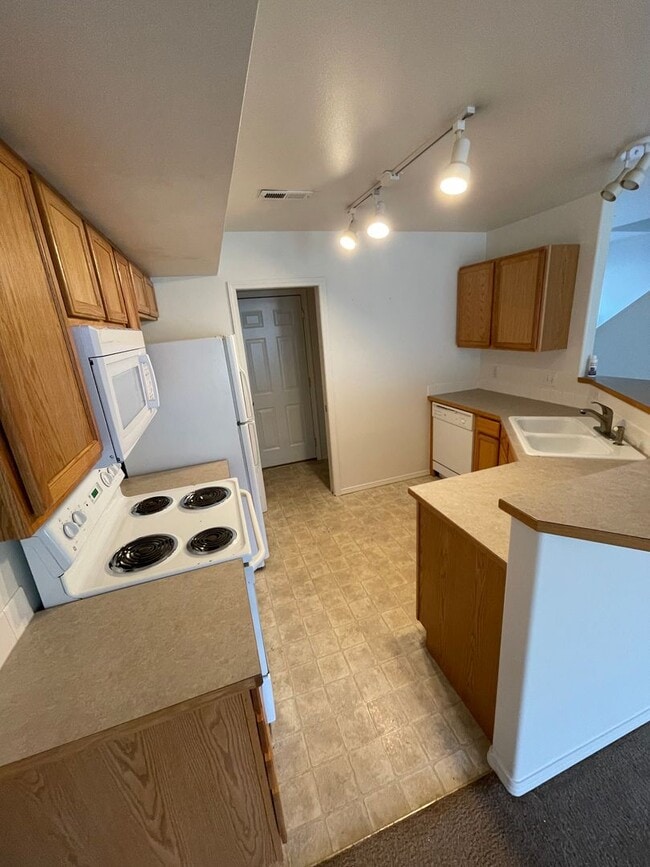 Building Photo - Darling 3 Bed, 1.5 Bath Triplex w/ Garage ...
