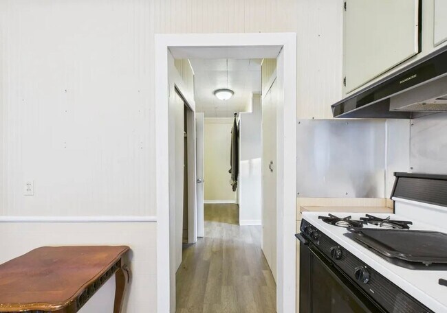 Building Photo - 1/2 OFF 1ST MONTH RENT - 2 Bedroom 1 Bathroom House for Rent