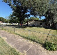 Building Photo - 2812 Live Oak Dr