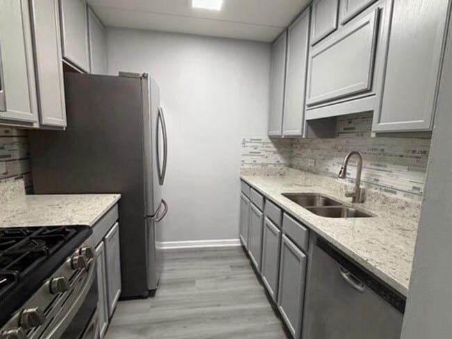 Building Photo - 280 Shorewood Dr