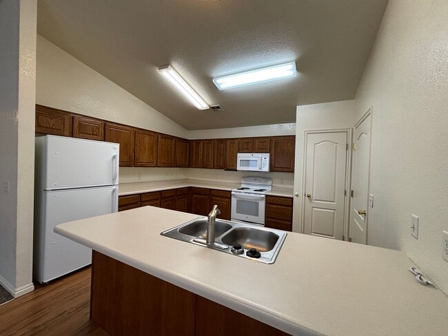 Building Photo - DARLING TOWNHOME FOR RENT IN HURRICANE!