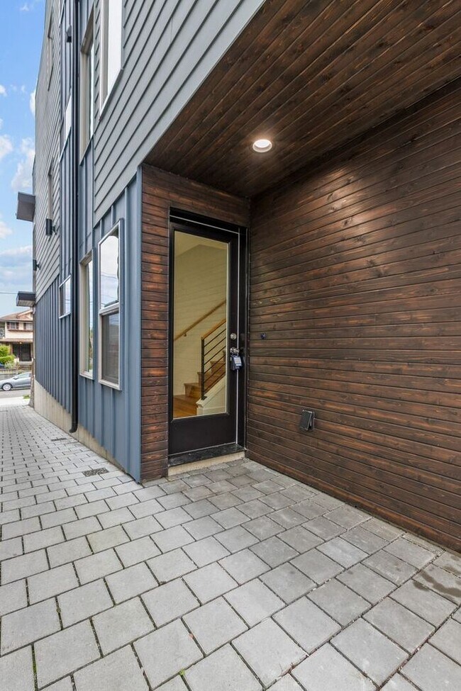 Building Photo - Stunning Ultra-Modern Central District Tow...