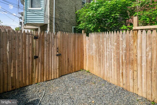 Building Photo - 2408 W Thompson St