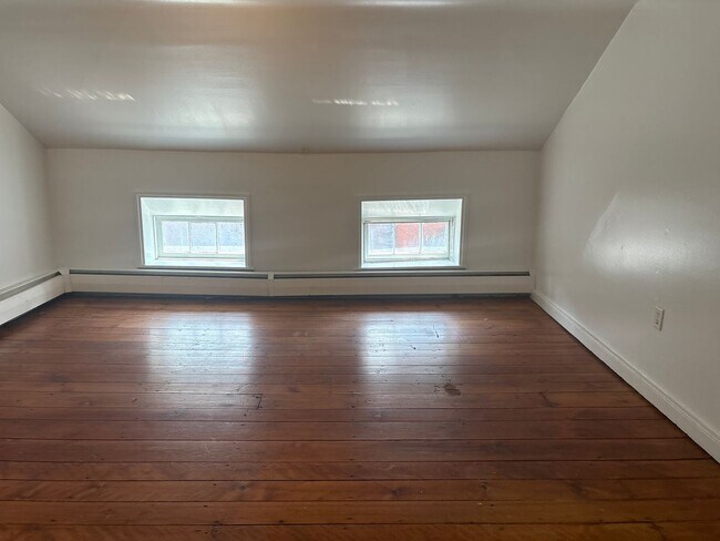 Building Photo - 1-2 Bedroom 3rd Floor Apartment Across from Central Market in Downtown York