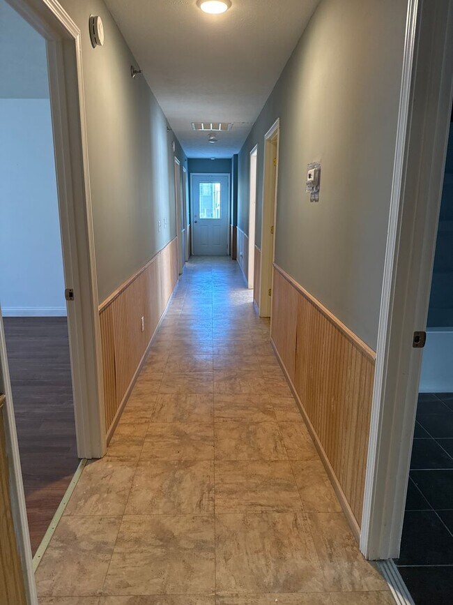 Building Photo - Beautiful 6 BR/4BA home with fenced in yar...
