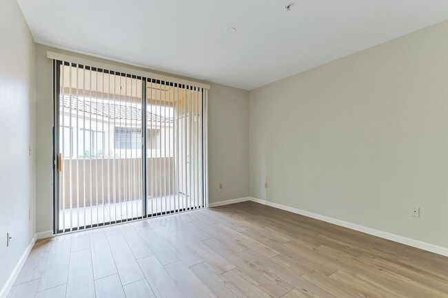 Building Photo - Remodeled Luxury One Bedroom Condo  Cross ...