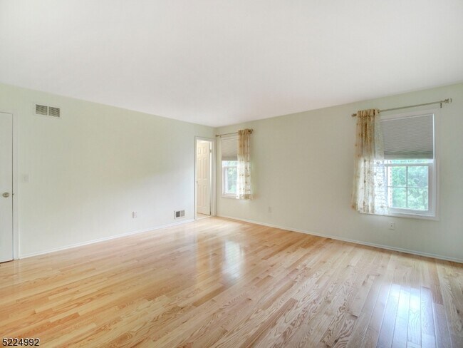 Building Photo - 402 Marten Rd
