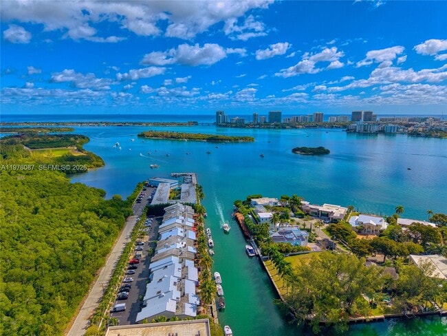 Building Photo - 2000 NE 135th St