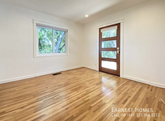 Building Photo - 2736 Hollyridge Dr