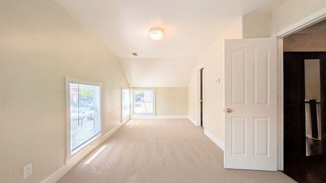 Building Photo - GREAT DOWNTOWN LOCATION!! GATED PARKING!