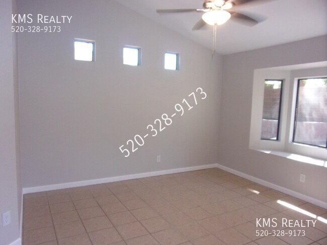 Building Photo - 3 Bedroom 2 Bath- 10048 E Desert Aire Driv...