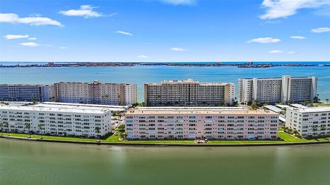Building Photo - 6025 Shore Blvd S