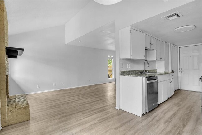 Primary Photo - 2414 B Patrick Henry St