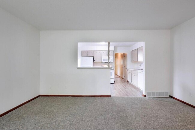 Building Photo - 728 6th Ave S