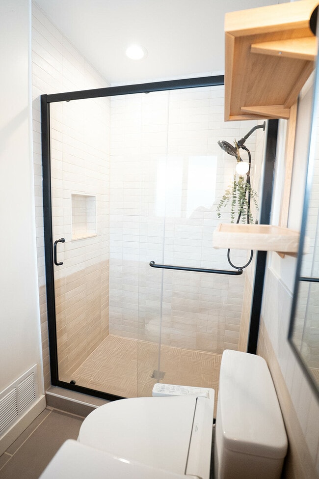 Building Photo - 180 Estes St