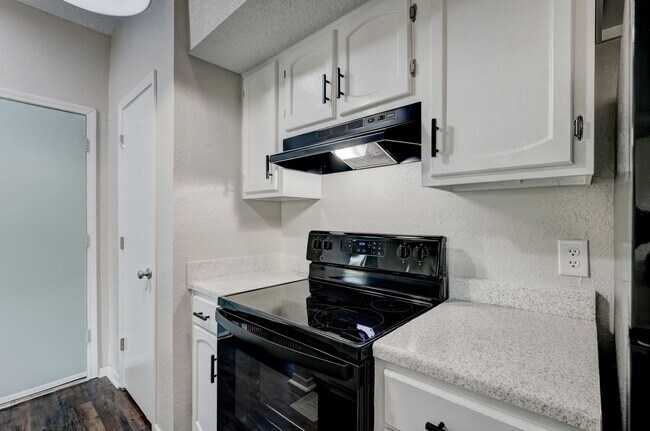 Building Photo - Home Like Living at Apartment Prices