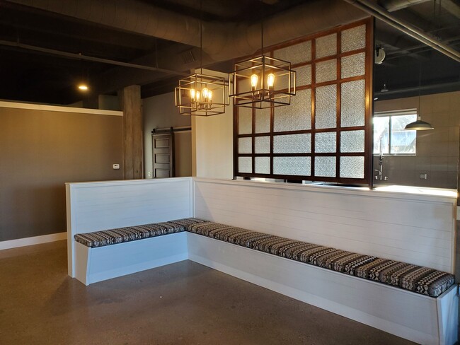 Dining area - 438 E Brackenridge St