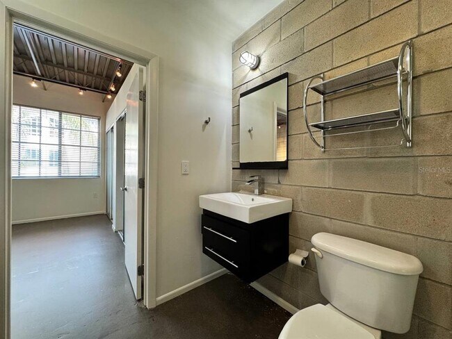 Building Photo - 2511 W Azeele St